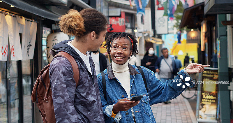 在日本看手机的年轻游客图片素材