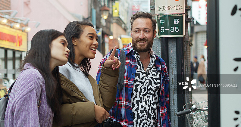 在日本逛商店的游客图片素材