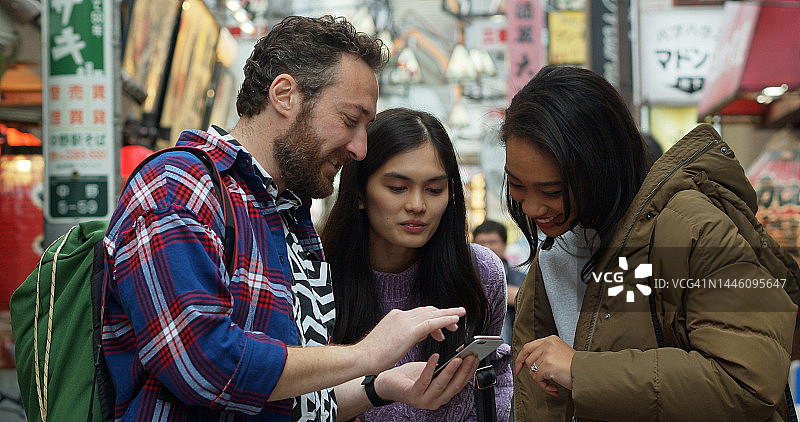 在日本街头的各民族游客图片素材