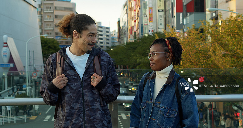 在东京街头桥上的一对年轻黑人情侣图片素材