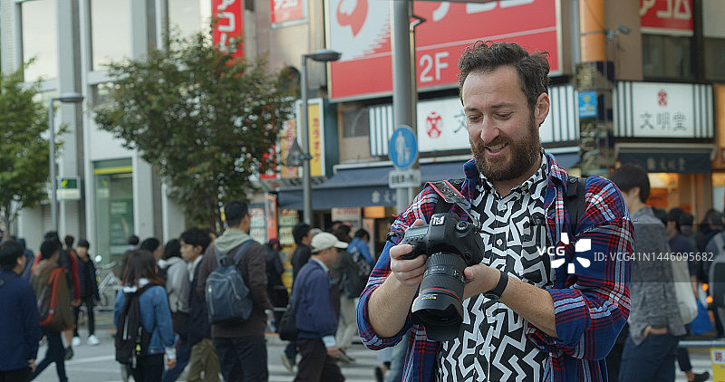在东京街头拍照的快乐游客图片素材