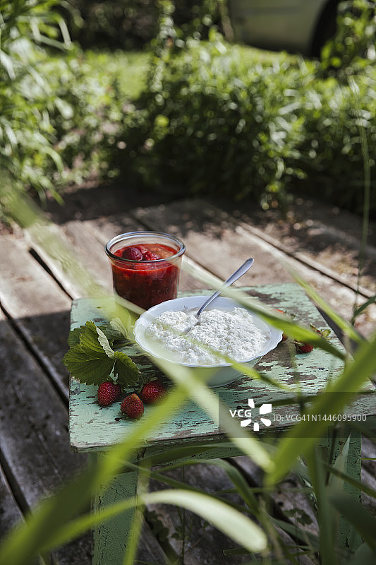 户外碗装自制凝乳；超级食品图片素材