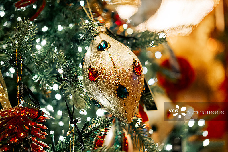 圣诞树或家居的节日闪亮装饰背景，圣诞节和新年装饰品图片素材