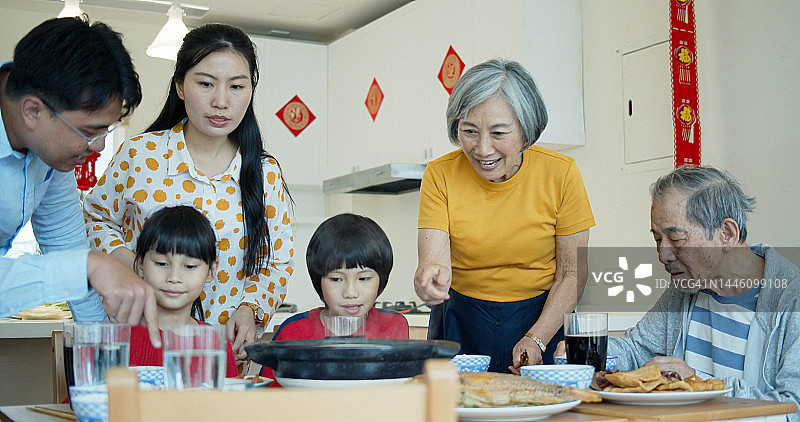中国台湾家庭在春节共进晚餐图片素材