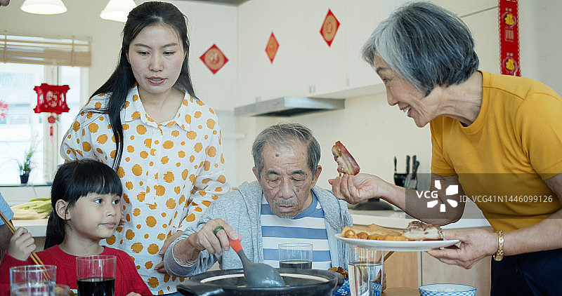 祖母在春节供应晚餐图片素材
