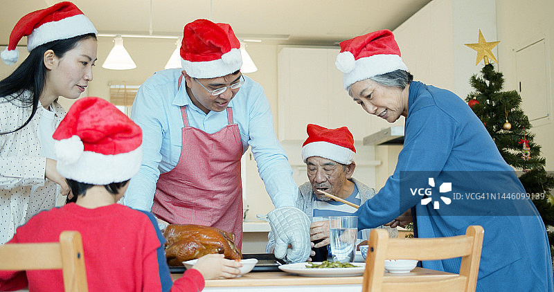准备享用圣诞晚餐的中国台湾家庭图片素材