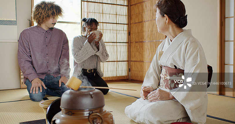 茶道主持人示范茶碗礼仪图片素材