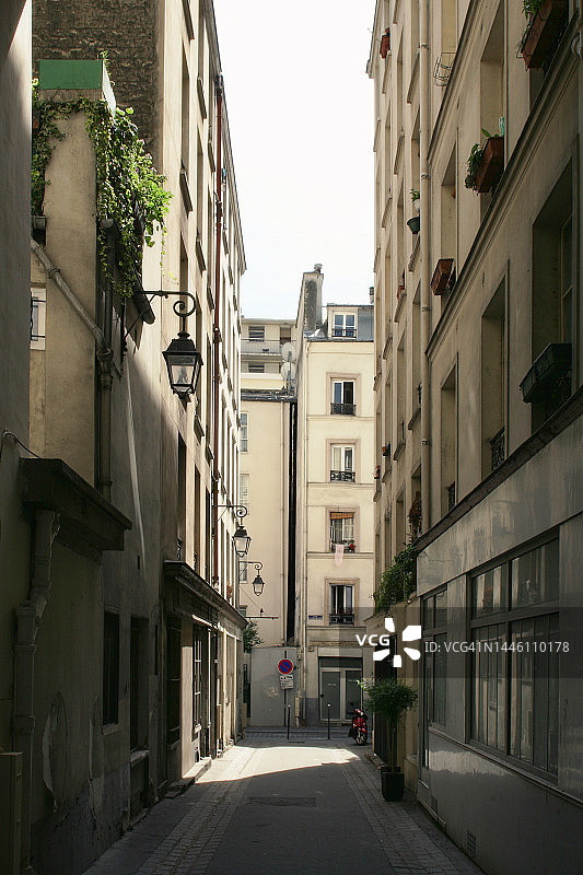 法国巴黎的狭窄小巷图片素材