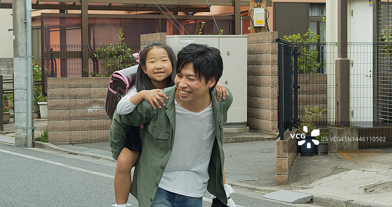 日本父亲背着女儿图片素材