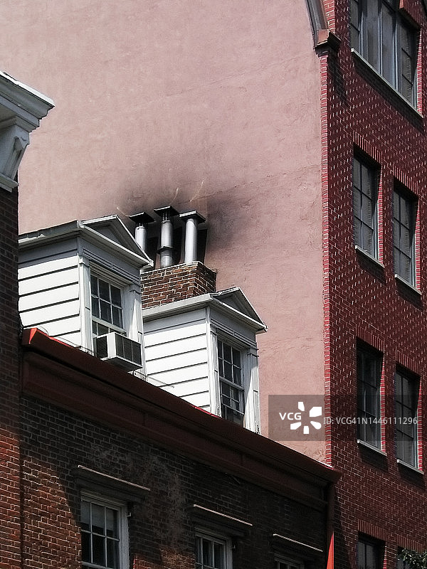 纽约市西村屋顶上的老虎窗和烟囱图片素材
