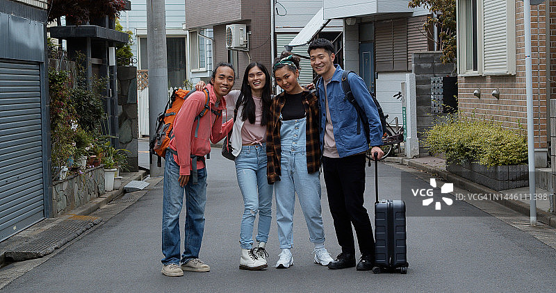 快乐的亚洲背包客合影图片素材
