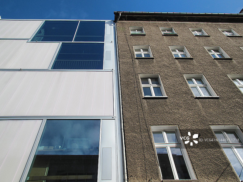 德国柏林米特区的老旧战前住宅楼与现代公寓楼对比图片素材