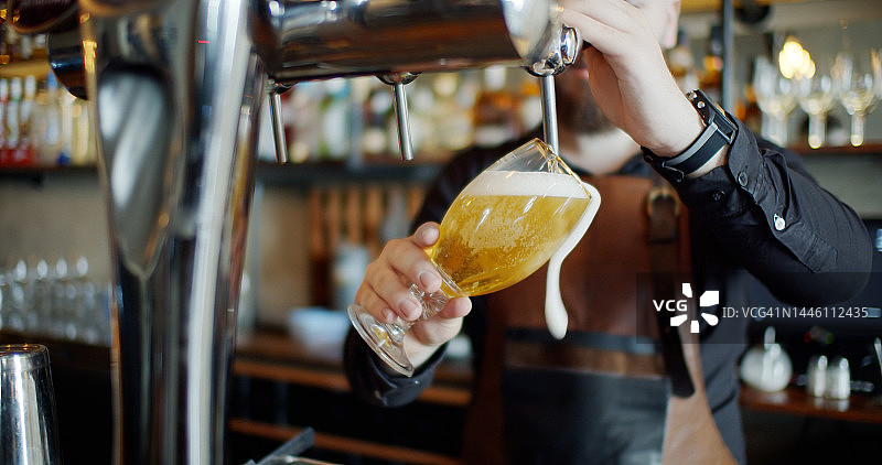 酒吧招待倒啤酒图片素材