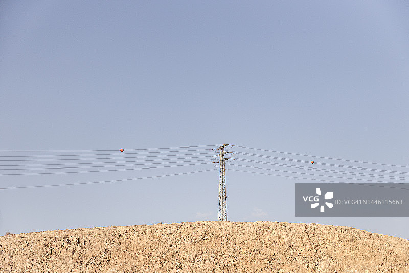 沙漠中的电力线图片素材
