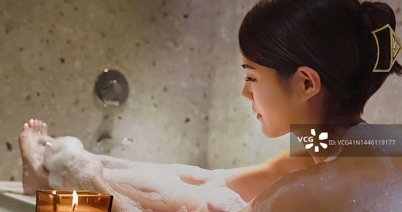女子洗澡图片素材