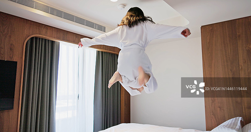 女人在床上跳跃图片素材