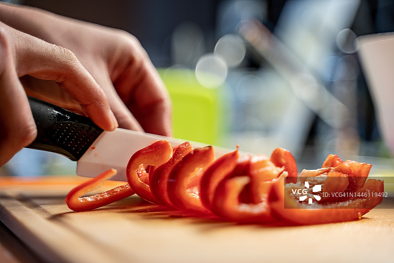 在木制砧板上切红辣椒图片素材