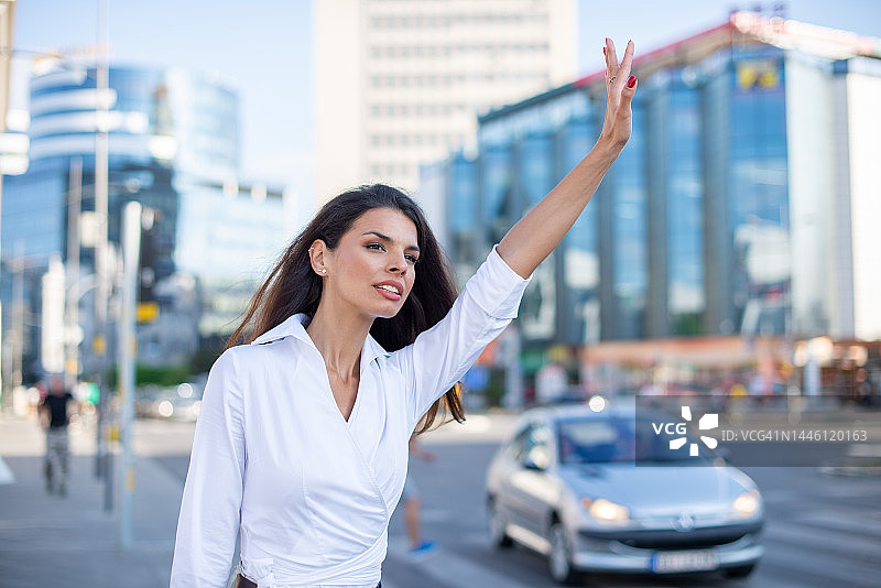 成年女人在路边招手打车图片素材