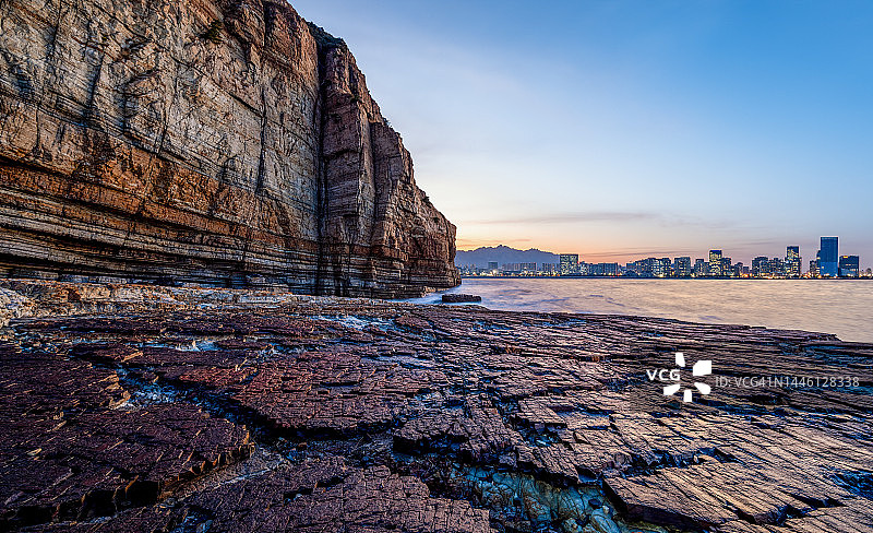 汽车广告背板：城市天际线前的页岩地貌（黎明，低角度）图片素材