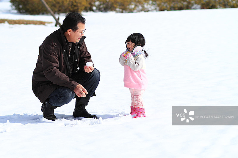 父子一起玩雪图片素材