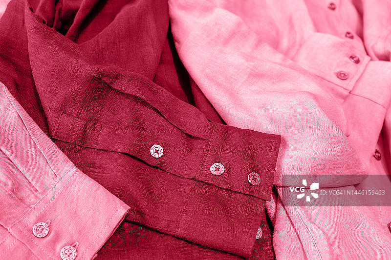 服装店桌子上品红色的男士衬衫图片素材