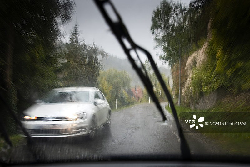 在大雨中驾驶图片素材