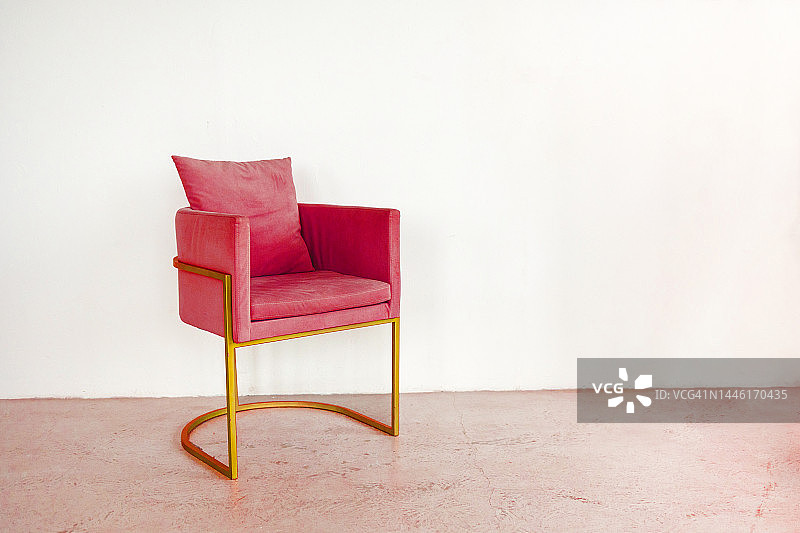 时尚设计师椅，Viva Magenta色调的扶手椅靠在空墙上图片素材
