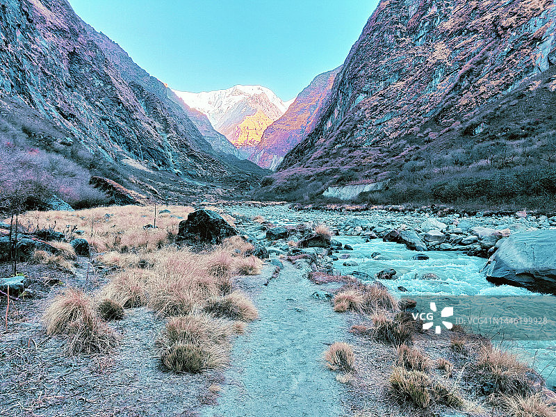 河流和山脉的超现实景观图片素材