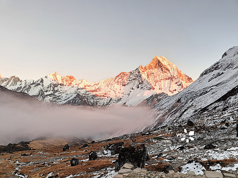 尼泊尔境内白雪皑皑的安娜普尔纳山脉图片素材