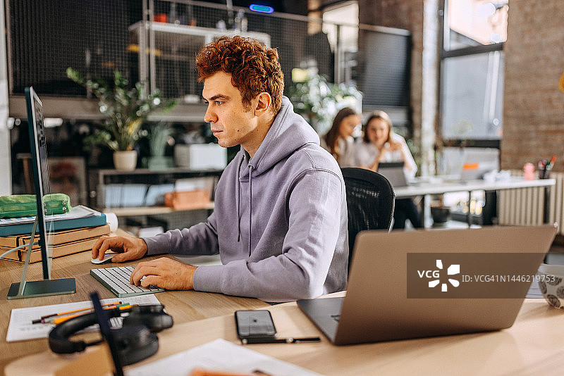 在办公室使用电脑的休闲装男人图片素材
