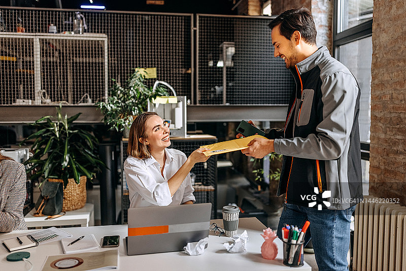 在办公室工作的年轻女人收到外卖图片素材