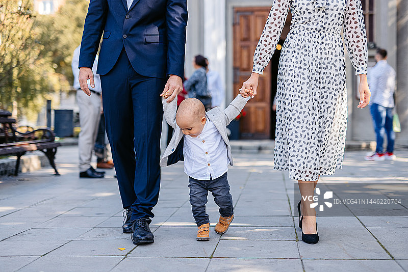 父母带着宝宝离开教堂图片素材