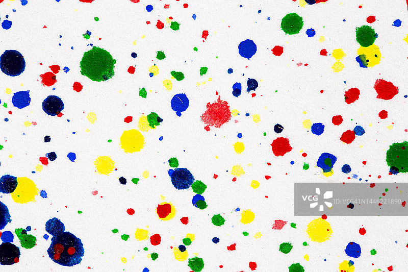 彩色墨水飞溅：明亮材质上的油漆飞溅，彩色圆点，白色纸上的水彩图片素材