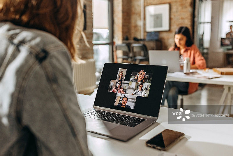 在办公室进行视频通话的年轻休闲女子图片素材