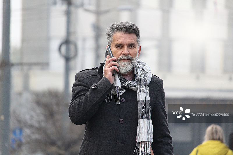 在街上使用手机的中年商人图片素材