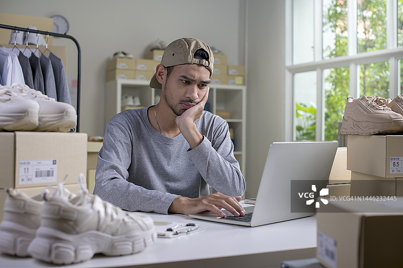 亚洲商人担忧电商生意不佳图片素材