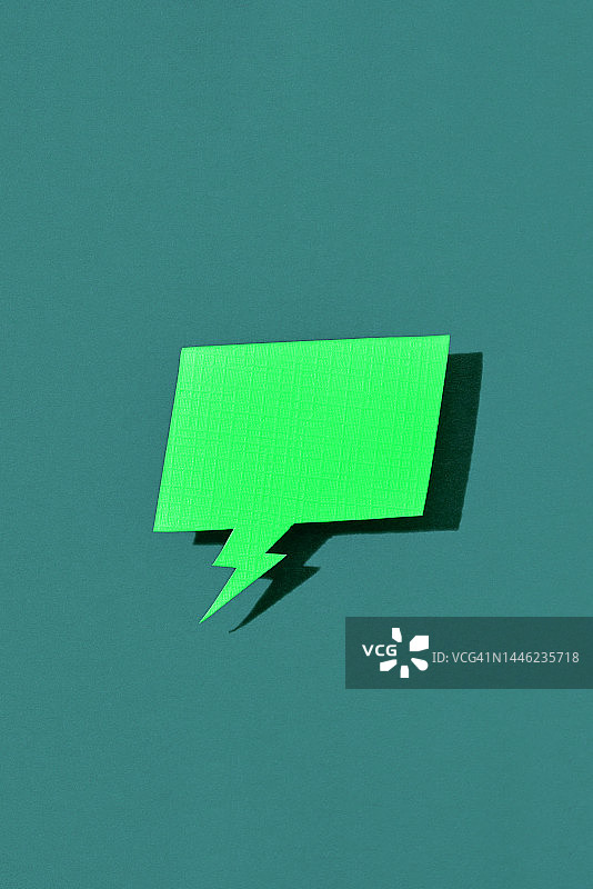 绿色背景上的绿色漫画气泡图片素材