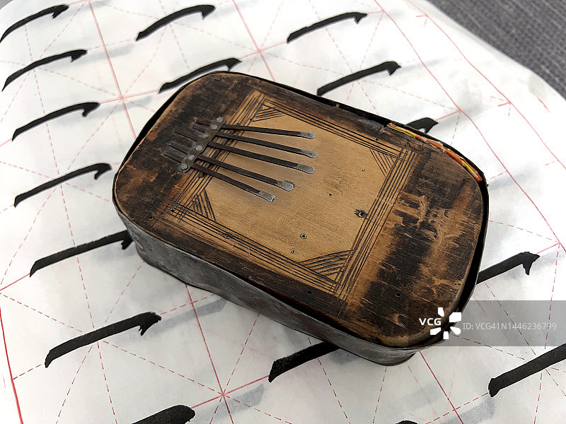 姆比拉琴与中国书法图片素材