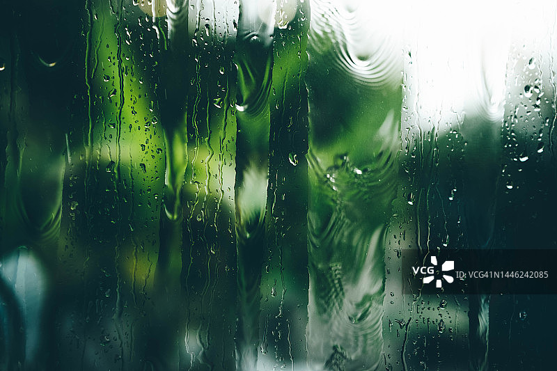 窗户上的雨滴图片素材