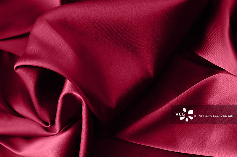 酒红色面料背景。2023年流行色：Viva Magenta色系图片素材
