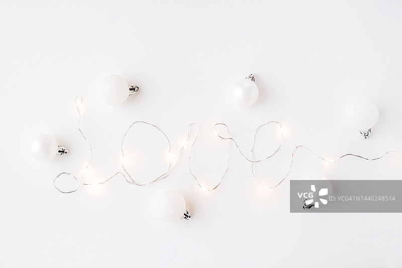 圣诞玩具中用LED灯拼出的“爱”图片素材