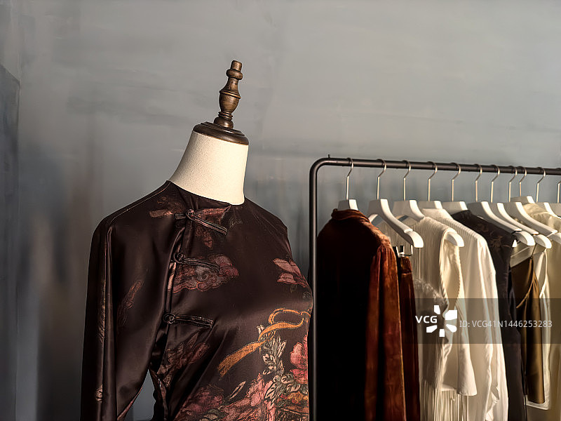 挂在衣架上的旗袍图片素材