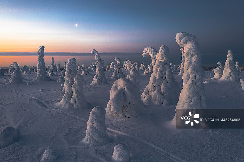 金色时段的彩色天空下的冰雕图片素材