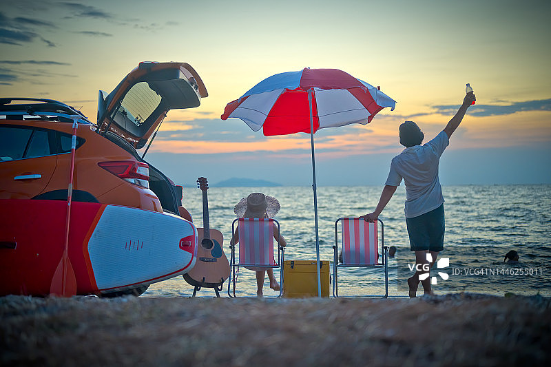 沿着海滩图片素材