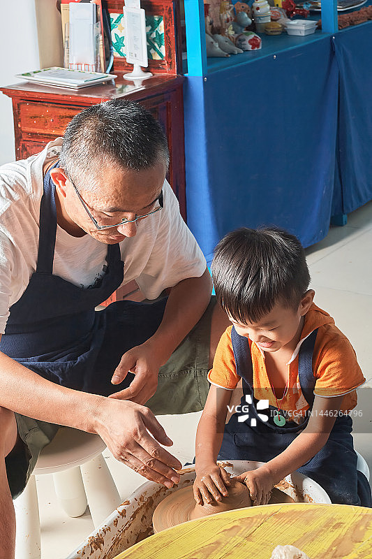 父亲和儿子一起做泥塑图片素材
