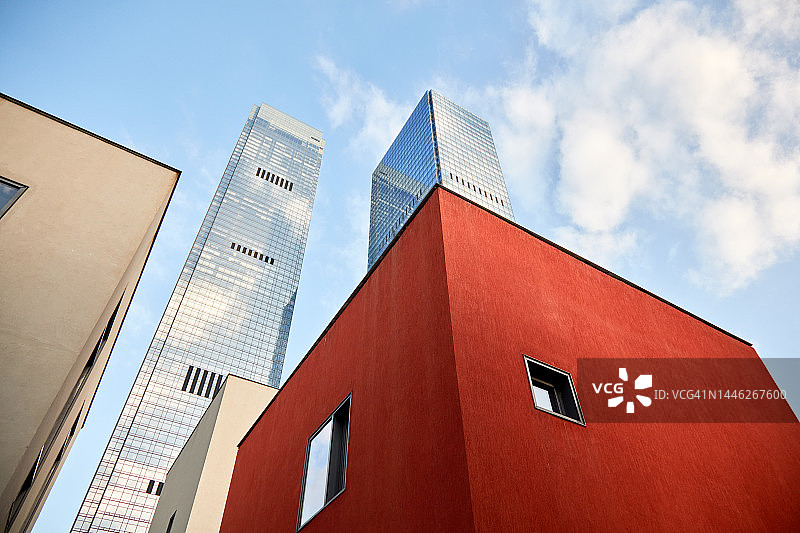 市中心的红色房子图片素材