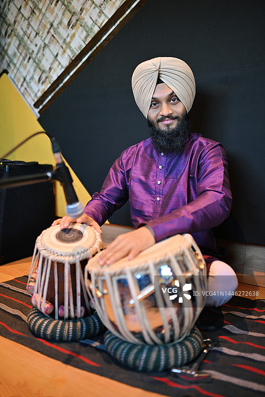 年轻的锡克教男子演奏塔布拉鼓图片素材