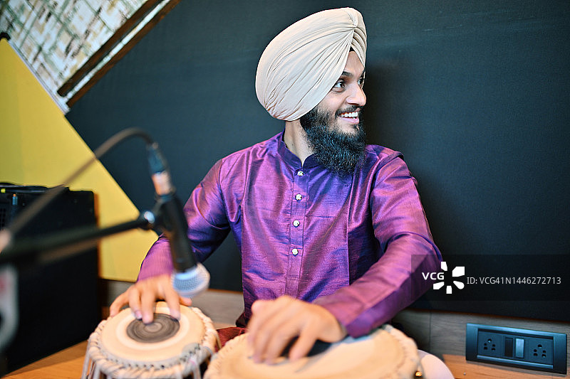 演奏塔布拉鼓的年轻男人图片素材
