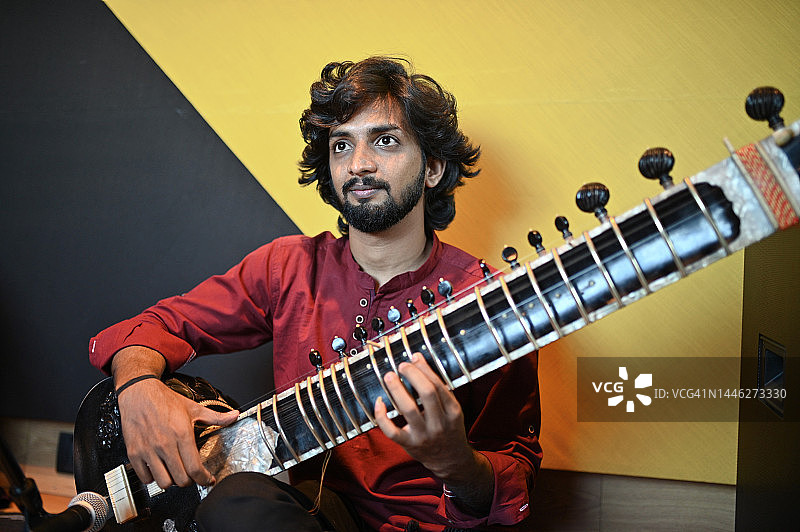 弹西塔琴的年轻男人图片素材