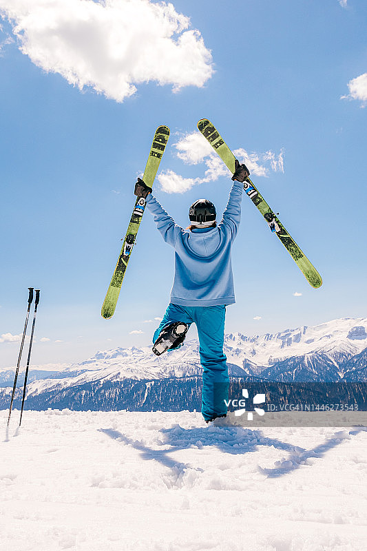 热情奔放的女子滑雪者，快乐跳跃图片素材